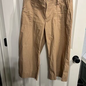 EUC Lauren Ralph Lauren size 6 Tan Cropped Pants. Love the pockets and buttons.